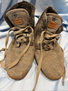 Toms grey Felt Lace-Up Women's Boots with Sherpa Collar